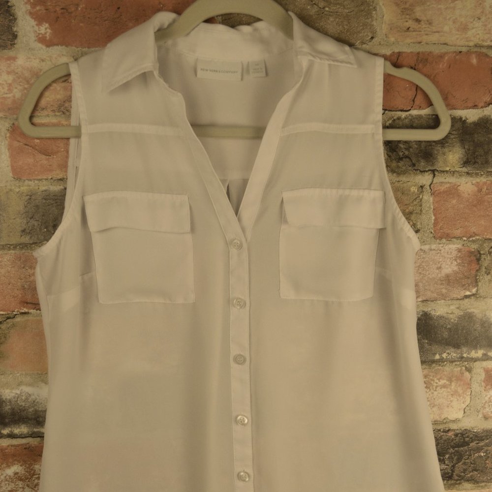 New York & Company sleeveless white blouse, like new, size xs